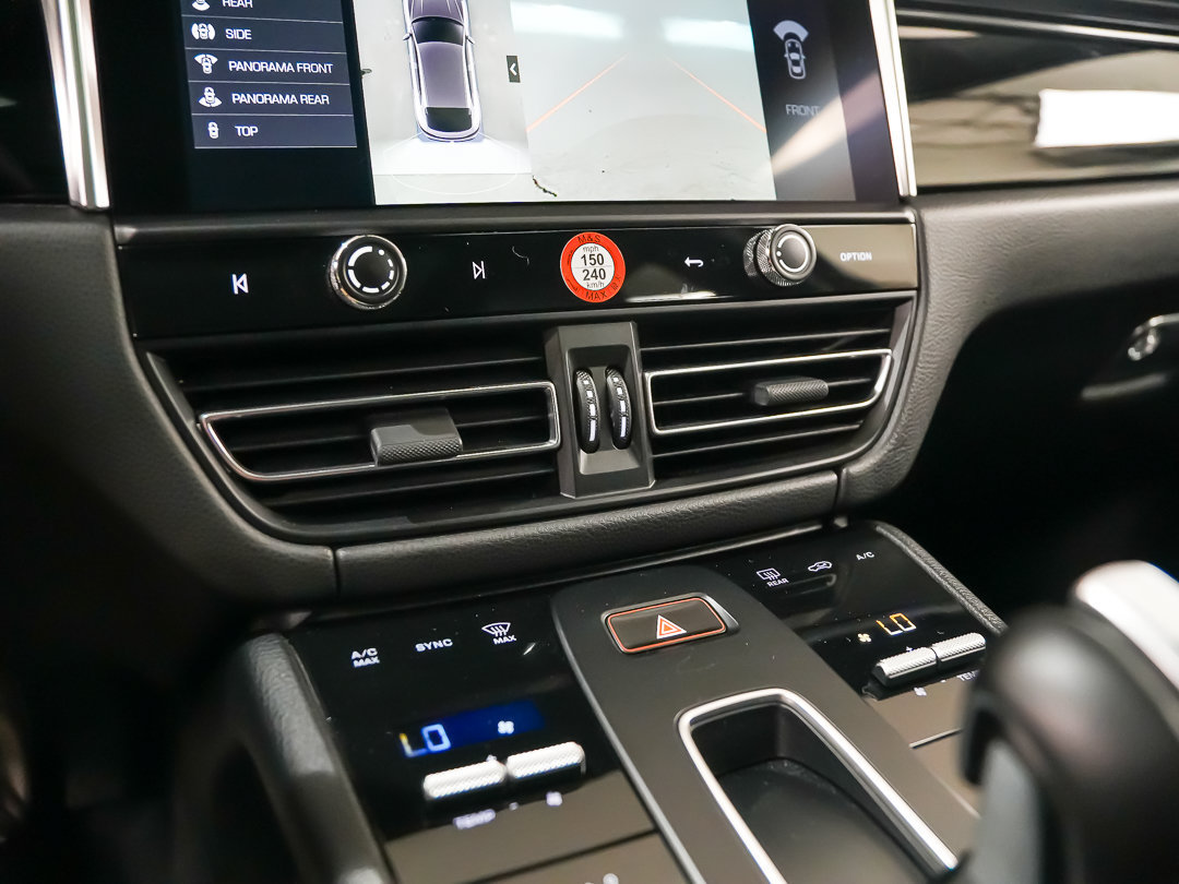 Certified 2024 Porsche Macan AWD/4WD image 29