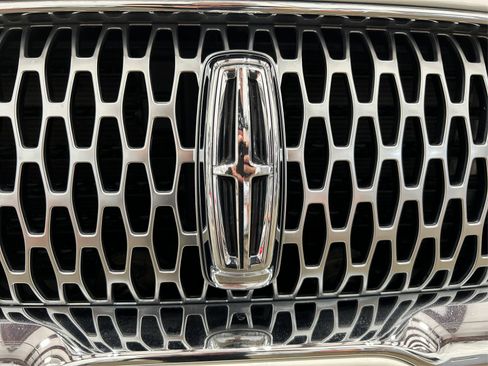 Used 2021 Lincoln Nautilus Reserve w/ Cargo Utility Package AWD/4WD image 25