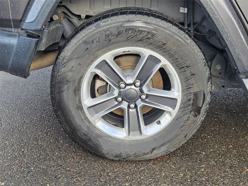 Used 2020 Jeep Wrangler Unlimited Sahara image 9