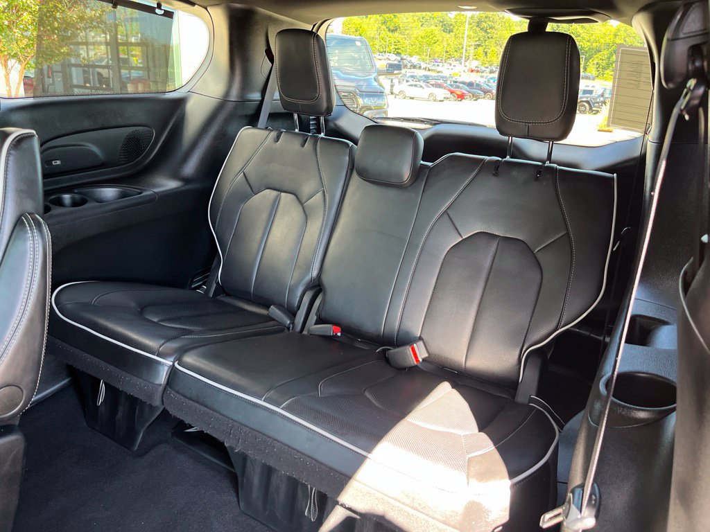 Used 2025 Chrysler Pacifica Limited FWD image 19