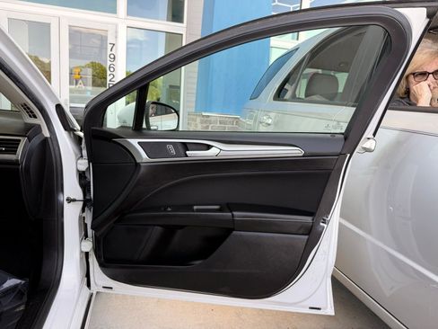 Used 2019 Ford Fusion SE FWD image 18