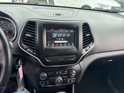 Used 2019 Jeep Cherokee Latitude w/ Cold Weather Group FWD image 21