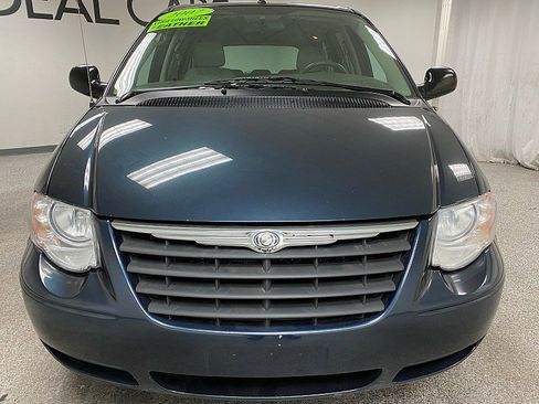 Used 2007 Chrysler Town & Country Touring w/ Leather Interior Group image 2