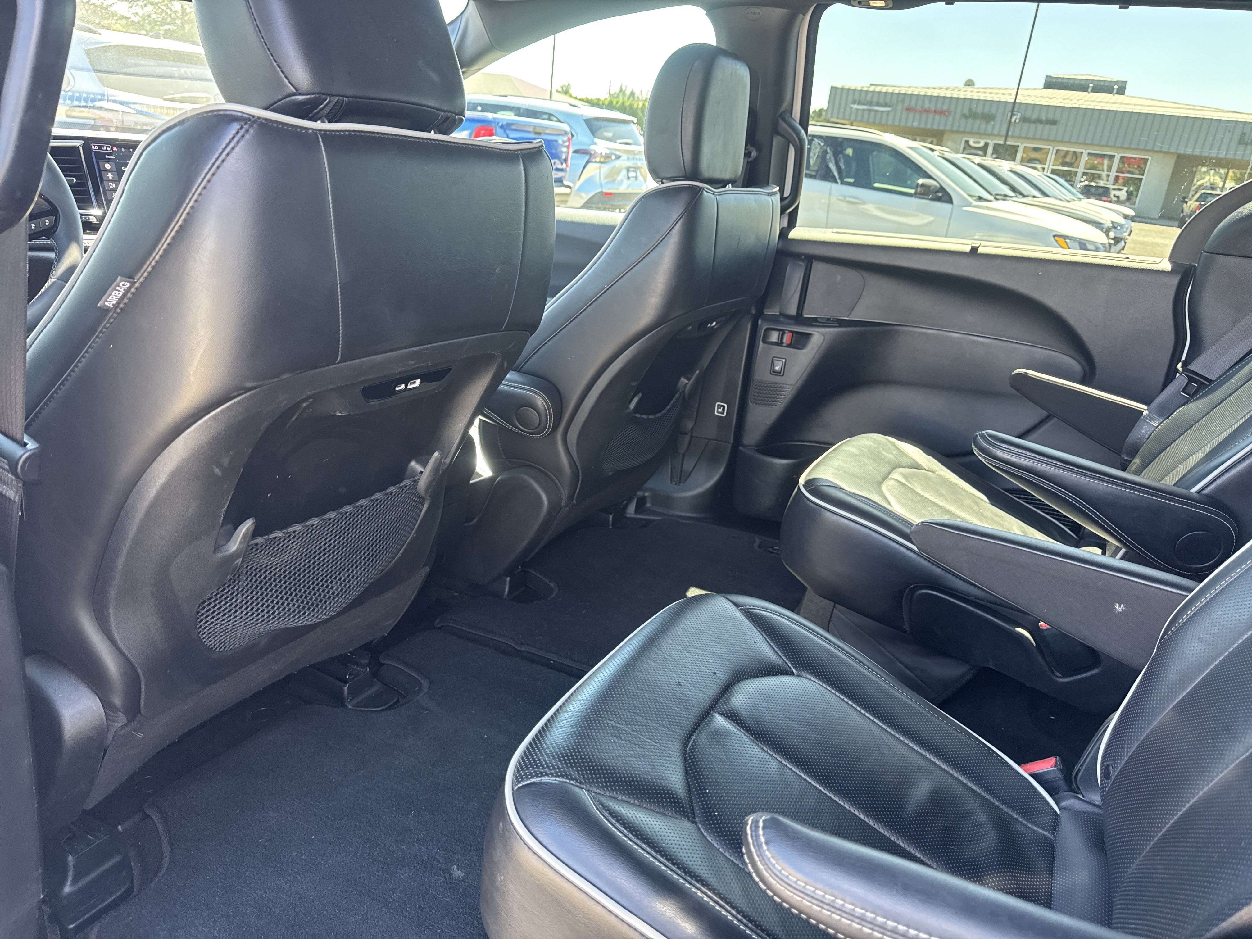 Used 2025 Chrysler Pacifica Limited FWD image 23