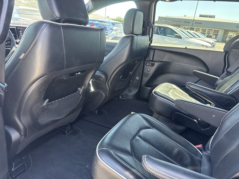 Used 2025 Chrysler Pacifica Limited FWD image 23