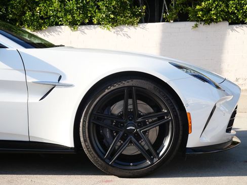 Used 2025 Aston Martin V8 Vantage Coupe RWD image 4