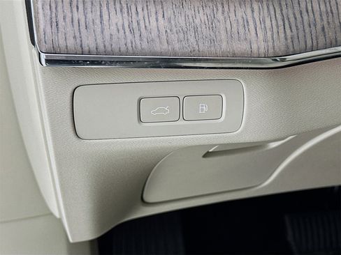 Used 2023 Volvo XC90 T8 Ultimate image 11