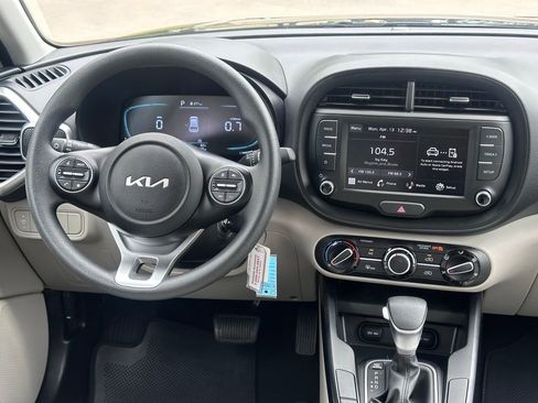 Used 2025 Kia Soul LX image 17