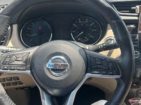 Used 2017 Nissan Rogue SL FWD image 17