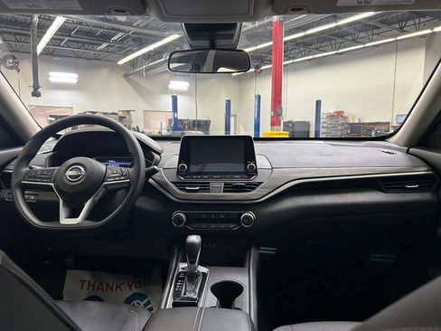 Used 2025 Nissan Altima 2.5 SV FWD image 18