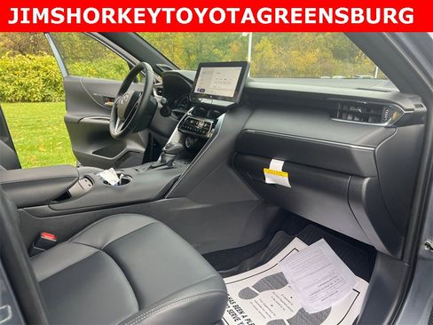 Used 2024 Toyota Venza XLE image 37