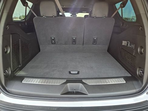 Used 2025 Chevrolet Suburban Premier RWD image 32