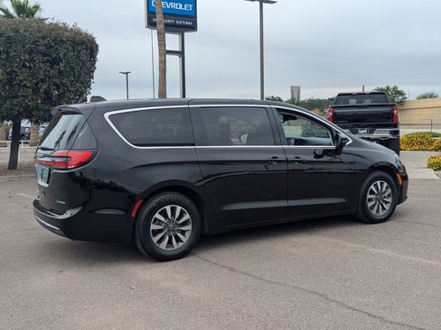 Used 2024 Chrysler Pacifica Select image 6