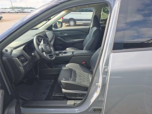 Used 2024 Nissan Rogue Platinum w/ Platinum Premium Package FWD image 13
