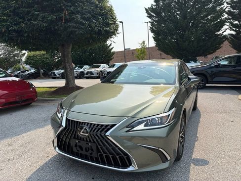 Used 2025 Lexus ES 350 w/ Premium Package FWD image 2
