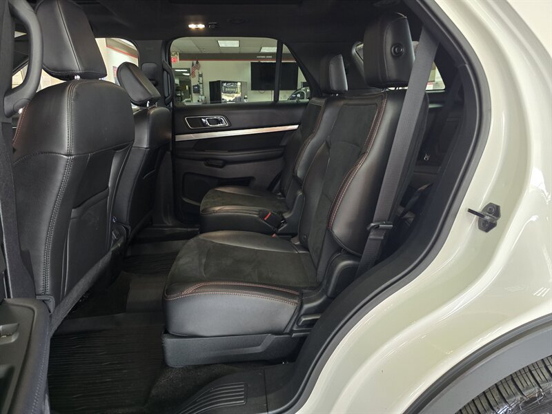 Used 2018 Ford Explorer XLT w/ Equipment Group 202A AWD/4WD image 12