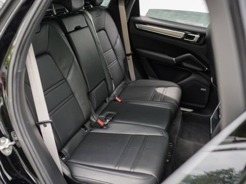 Used 2022 Porsche Cayenne Platinum Edition image 26