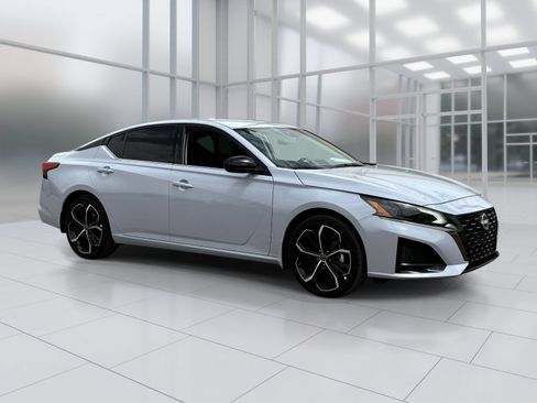 Used 2025 Nissan Altima 2.5 SR FWD image 8
