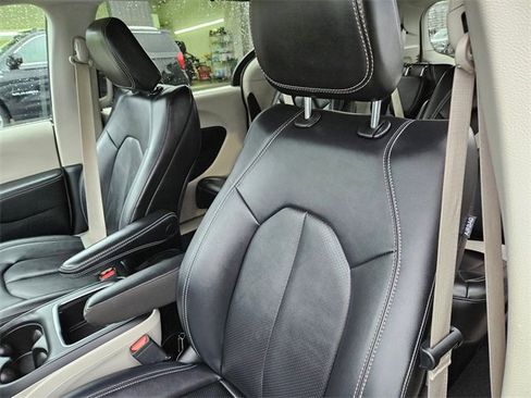 Used 2024 Chrysler Pacifica Touring-L image 12