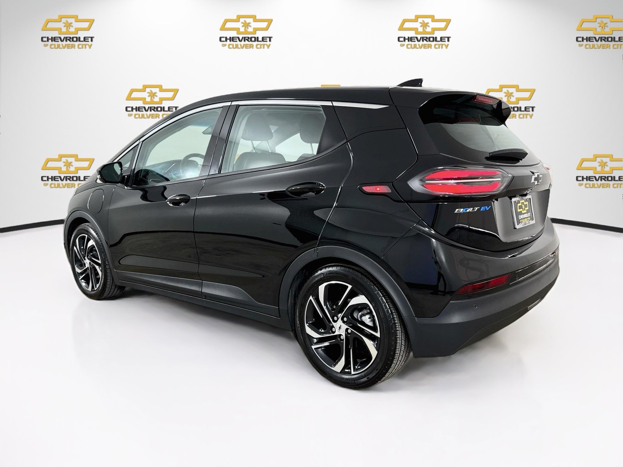Used 2023 Chevrolet Bolt LT w/ Infotainment Package FWD image 6