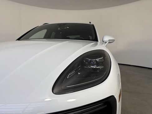 Certified 2025 Porsche Macan AWD/4WD image 11
