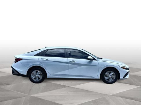 Used 2025 Hyundai Elantra SE FWD image 9