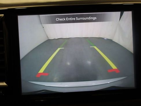 Used 2024 Chrysler Pacifica Touring-L image 22