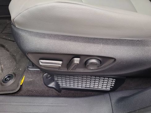 Used 2025 Toyota Sienna XLE FWD image 23