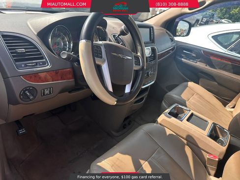 Used 2013 Chrysler Town & Country Touring FWD image 9