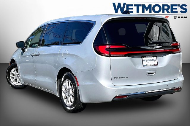 Used 2024 Chrysler Pacifica Touring-L FWD image 4