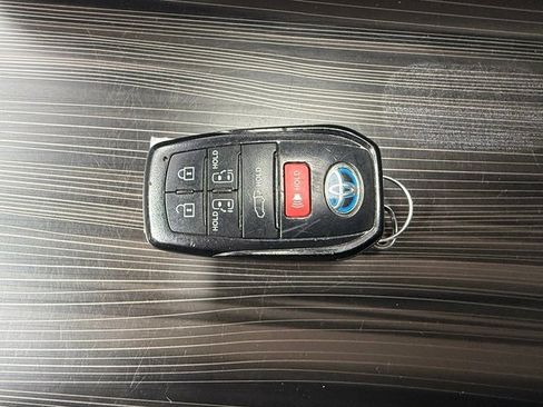 Used 2023 Toyota Sienna Limited image 36