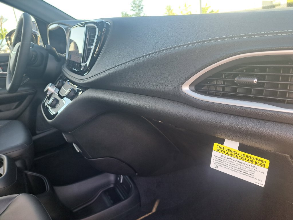 New 2026 Chrysler Pacifica Select FWD image 33