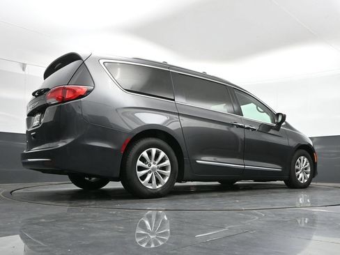 Used 2018 Chrysler Pacifica Touring-L FWD image 21
