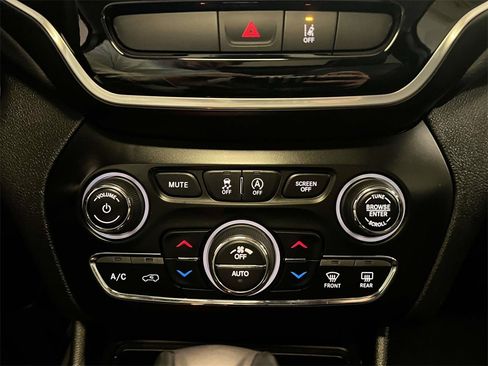 Used 2022 Jeep Cherokee Limited image 31