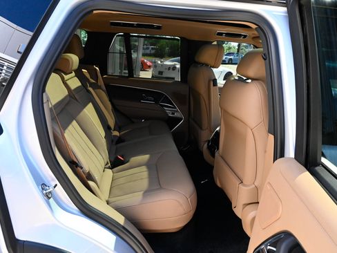 Used 2025 Land Rover Range Rover SE AWD/4WD image 45