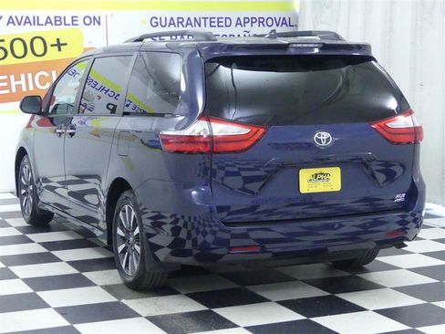 Used 2019 Toyota Sienna XLE w/ XLE Navigation Package image 4