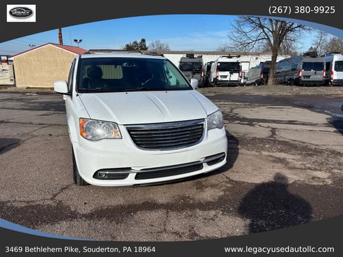 Used 2016 Chrysler Town & Country Touring image 15