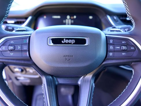 Used 2026 Jeep Grand Cherokee Laredo X RWD image 11