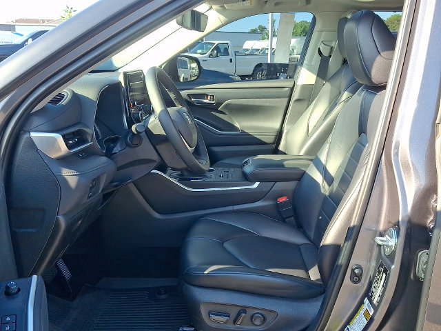 Used 2023 Toyota Highlander XLE AWD/4WD image 11
