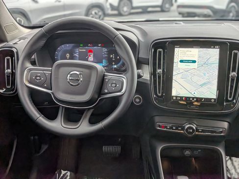 Used 2025 Volvo XC40 B5 Core image 18