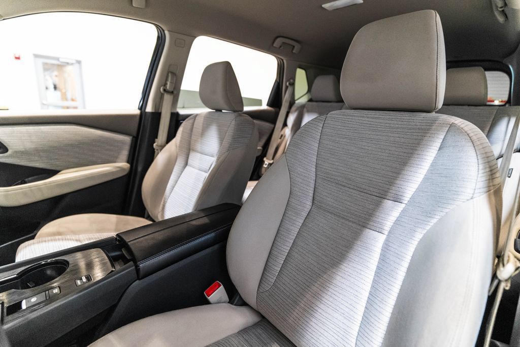 Used 2023 Nissan Rogue SV FWD image 6