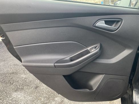 Used 2013 Ford Focus SE w/ SE Winter Pkg image 12