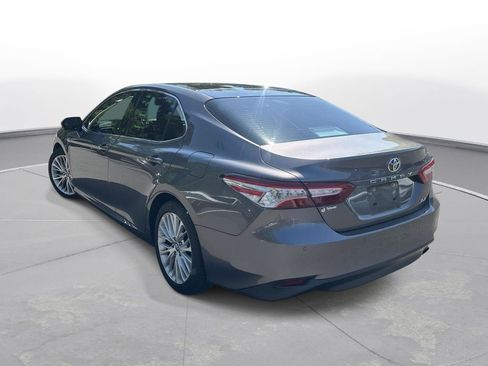 Used 2018 Toyota Camry XLE FWD image 8