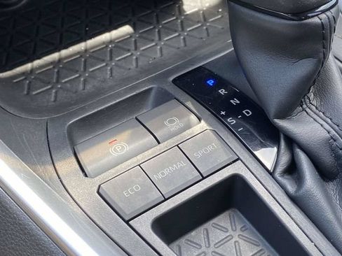 Used 2021 Toyota RAV4 LE FWD image 36