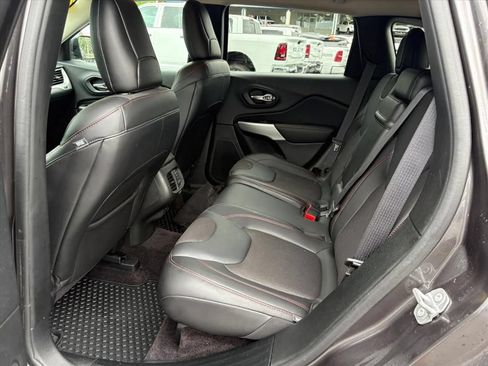 Used 2017 Jeep Cherokee Trailhawk w/ Cold Weather Group AWD/4WD image 15