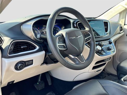 Used 2023 Chrysler Pacifica Touring-L FWD image 9