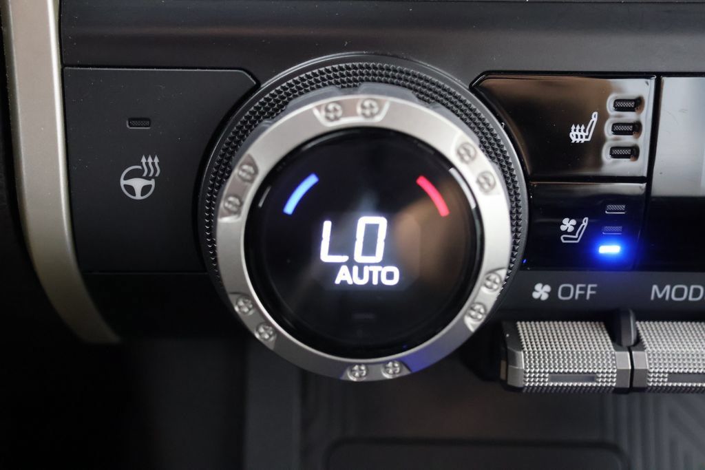 Used 2024 Toyota Tacoma Limited w/ Limited Package (LT) AWD/4WD image 15