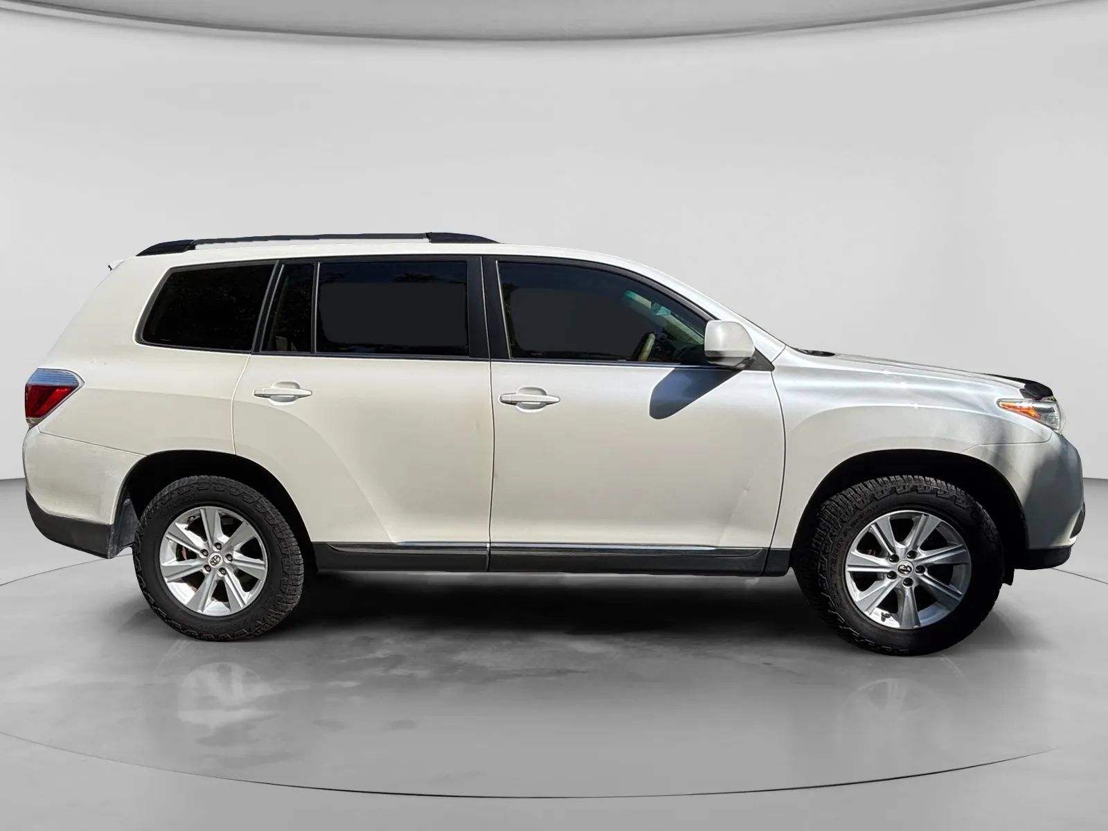 Used 2012 Toyota Highlander FWD w/ Tech Pkg image 6