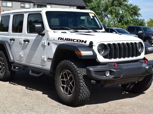 Used 2025 Jeep Wrangler Unlimited Rubicon w/ Convenience Group AWD/4WD image 3