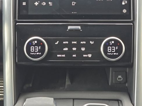 Certified 2025 Land Rover Discovery Dynamic SE image 19